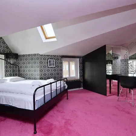 Chic & Stylish Victus Near The In By Renters *